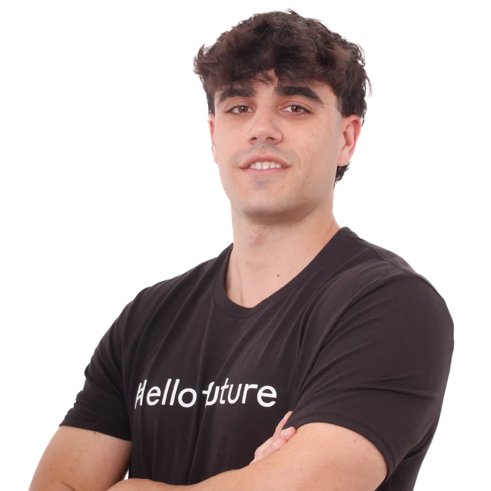 Guille con camiseta Hello Future de Hedera